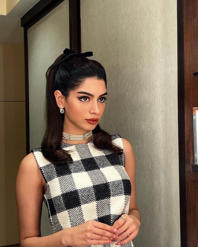 Ultra Glamorous Clicks Of Khushi Kapoor